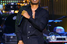 Nas Performs