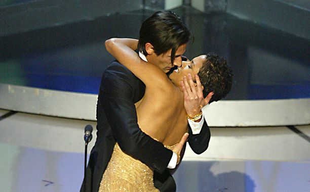 Adrien Brody Goes in For a Sloppy Kiss With Halle Berry, 2002 Oscars
