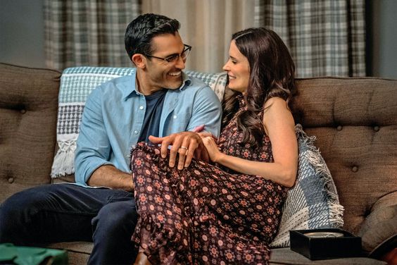 Superman & Lois -- “Closer” -- Image Number: SML301a_ 0224r3 -- Pictured (L-R): Tyler Hoechlin as Clark Kent and Elizabeth Tulloch as Lois Lane -- Photo: Colin Bentley/The CW -- © 2022 The CW Network, LLC. All Rights Reserved.