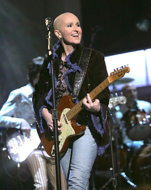 Melissa Etheridge Makes Her First Appearance With Her Bald Head While Fighting Cancer, 2005 Grammys