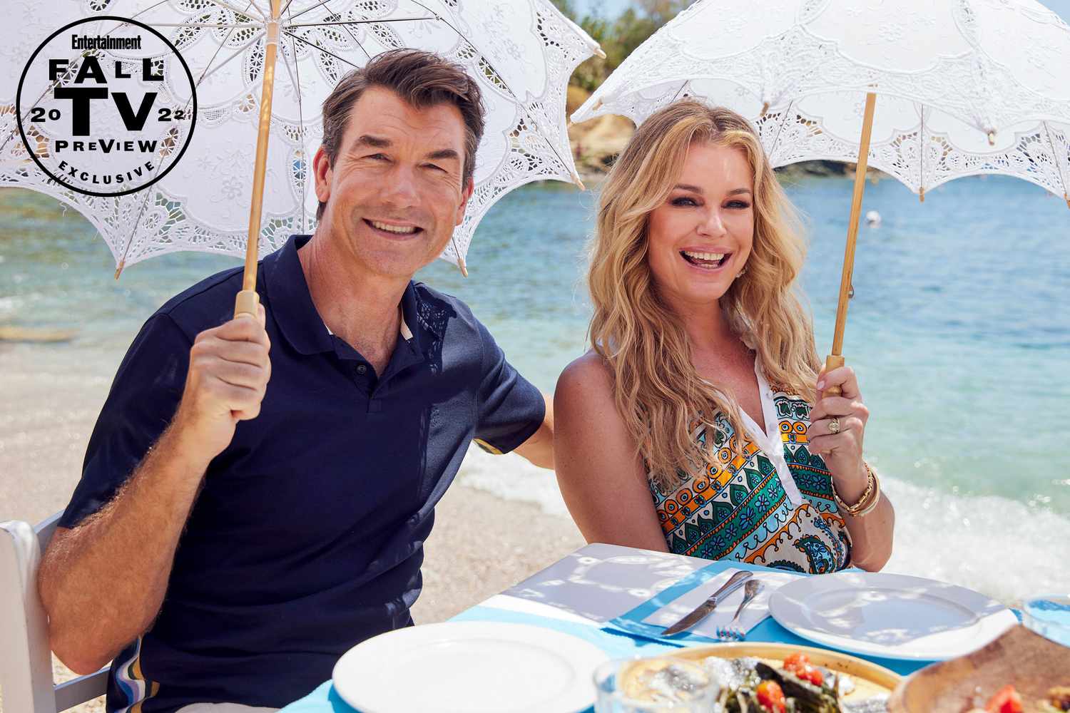 Jerry O'Connell and Rebecca Romijn, hosts of the CBS original series THE REAL LOVE BOAT, scheduled to air on the CBS Television Network. -- Pictured (L-R): Jerry O’Connell and Rebecca Romijn. Photo: Sara Mally/CBS ©2022 CBS Broadcasting, Inc. All Rights Reserved.