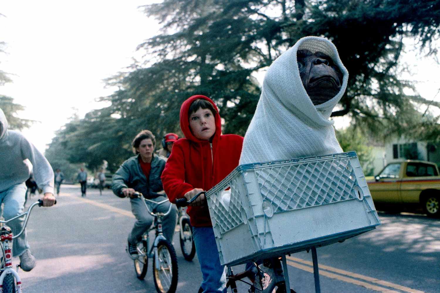 E.T., (aka E.T. THE EXTRA-TERRESTRIAL), from left: Henry Thomas, E.T., 1982, © Universal/courtesy