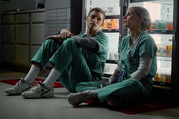 The Good Nurse (2022). L to R: Eddie Redmayne as Charlie Cullen and Jessica Chastain as Amy Loughren. Cr. JoJo Whilden / Netflix