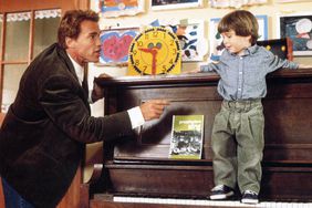 KINDERGARTEN COP, Arnold Schwarzenegger & Miko Hughes 1990