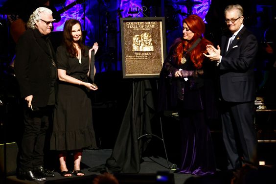 Ashley and Wynonna Judd accept Country Hall of Fame honor on late mother Naomi Judd's behalf