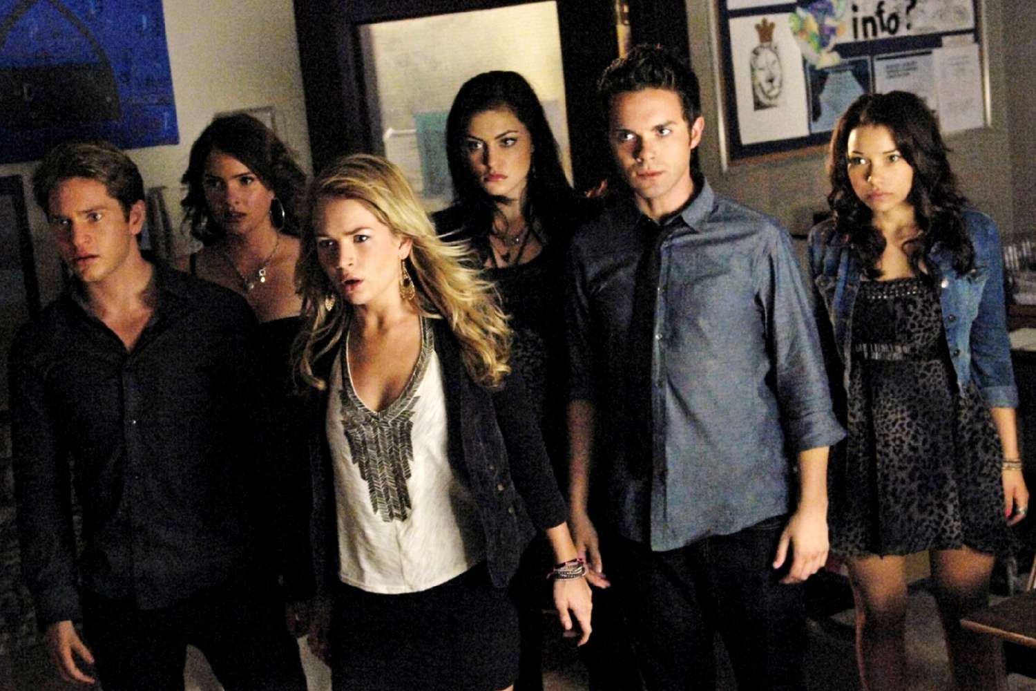 THE SECRET CIRCLE, (from left): Louis Hunter, Shelley Hennig, Britt Robertson, Phoebe Jane Tonkin, Thomas Dekker, Jessica Parker Kennedy, 'Loner', (Season 1, ep. 103, aired Sept. 29, 2011), 2011-2012.