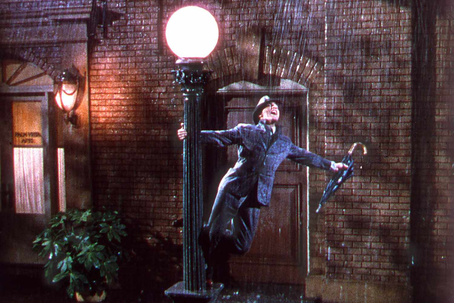 SINGIN' IN THE RAIN