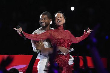 US singer-songwriter Usher performs with US singer-songwriter Alicia Keys (R) during Apple Music halftime show of Super Bowl LVIII between the Kansas City Chiefs and the San Francisco 49ers at Allegiant Stadium in Las Vegas, Nevada, February 11, 2024. (Photo by TIMOTHY A. CLARY / AFP) (Photo by TIMOTHY A. CLARY/AFP via Getty Images)8BIM