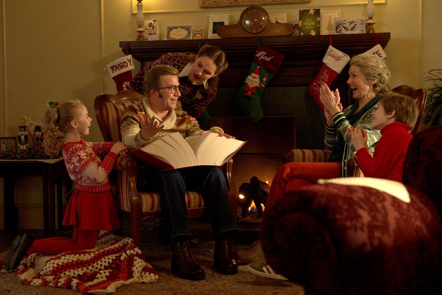 ULIANNA LAYNE as Julie, PETER BILLINGSLEY as Ralphie Parker, ERINN HAYES as Sandy Parker, JULIE HAGERTY as Mrs. Parker and RIVER DROSCHE as Mark in Warner Bros. Pictures and HBO Max’s family comedy “A CHRISTMAS STORY CHRISTMAS.”