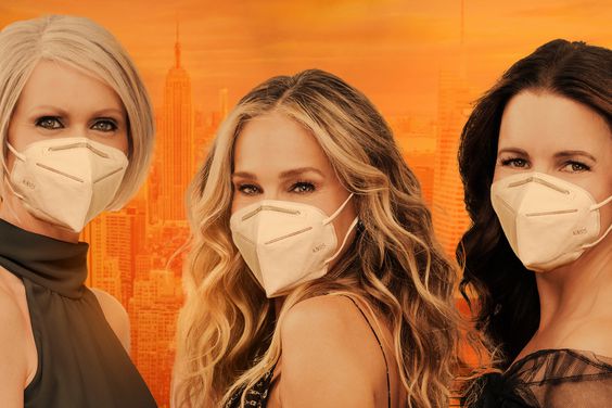 Cynthia Nixon, Sarah Jessica Parker and Kristen Davis in Just Like That wearing KN95 masks against hazy NYC skyline