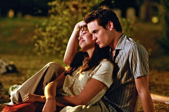 A WALK TO REMEMBER, Mandy Moore, Shane West, 2002(c) Warner Brothers/courtesy Everett Collection.