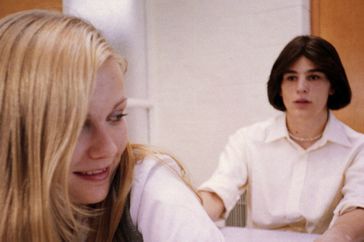 THE VIRGIN SUICIDES, Kirsten Dunst (front), Josh Hartnett, 1999