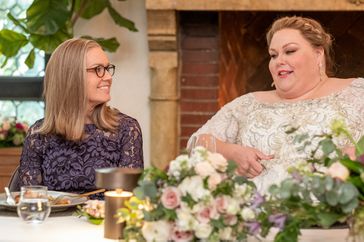 THIS IS US -- “Day of the Wedding” Episode 613 -- Pictured: (l-r) Mandy Moore as Rebecca, Chrissy Metz as Kate -- (Photo by: Ron Batzdorff/NBC)