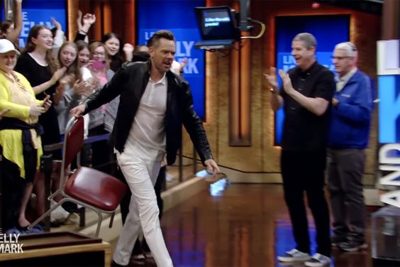 Joel McHale steals audience member's chair on 'Live With Kelly & Mark'