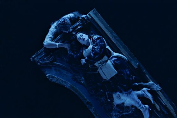 Leonardo DiCaprio and Kate Winslet in Titanic with floating door