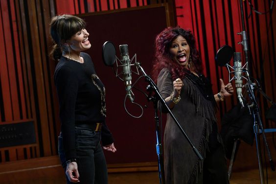Idina Menzel and Chaka Khan duet on "I'm Every Woman"