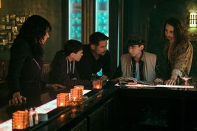 The Umbrella Academy. (L to R) Emmy Raver-Lampman as Allison Hargreeves, Elliot Page as Viktor Hargreeves, David Castañeda as Diego Hargreeves, Aidan Gallagher as Number Five, Robert Sheehan as Klaus Hargreeves in episode 302 of The Umbrella Academy. Cr. Christos Kalohoridis/Netflix © 2022