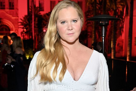 Amy Schumer attends the 2022 Vanity Fair Oscar Party