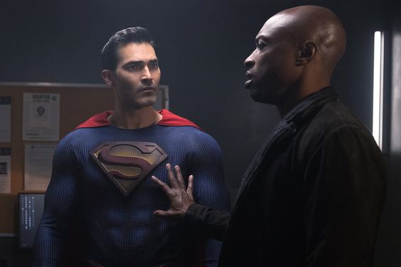 Superman & Lois -- “The Dress” -- Image Number: SML309a_0005r -- Pictured (L - R): Dylan Walsh as Ret. General Samuel Lane, Tyler Hoechlin as Superman and Wolé Parks as John Henry Irons -- Photo: Justine Yeung/The CW -- © 2023 The CW Network, LLC. All Rights Reserved.