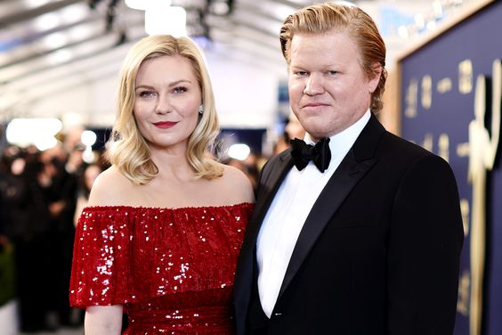 SANTA MONICA, CALIFORNIA - FEBRUARY 27: Kirsten Dunst and Jesse Plemons attend the 28th Screen Actors Guild Awards at Barker Hangar on February 27, 2022 in Santa Monica, California. 1184596 (Photo by Dimitrios Kambouris/Getty Images for WarnerMedia)