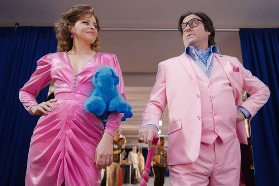 Zach Galifianakis and Elizabeth Banks in 'The Beanie Bubble'