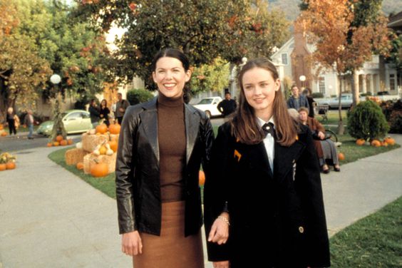 GILMORE GIRLS, Lauren Graham, Alexis Bledel, 'Kiss & Tell', (Season 1, episode 7, aired November 16,