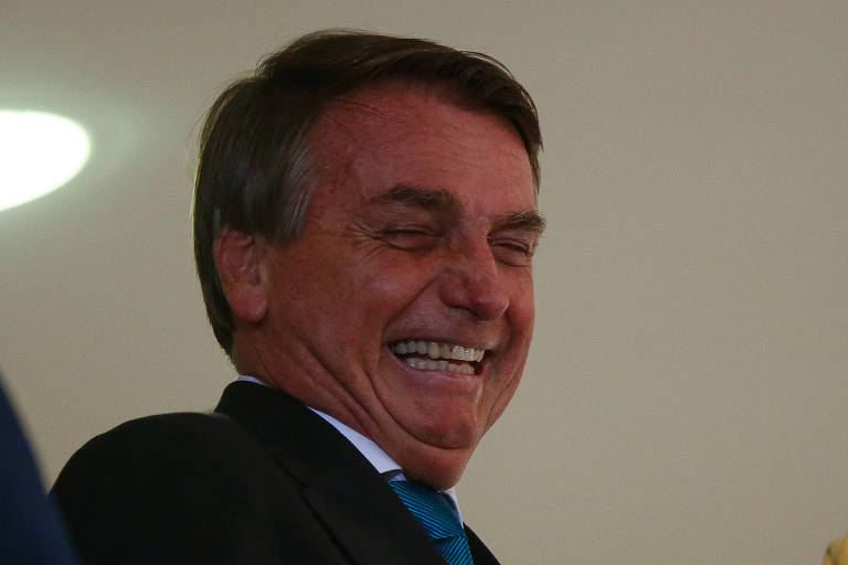 Bolsonaro comemora chuva e diz que irá baixar bandeira da conta de luz de novembro