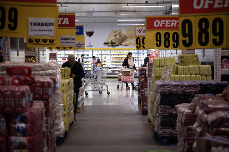 Inflação desacelera na Argentina e atinge 4% em julho, menor marca desde 2022