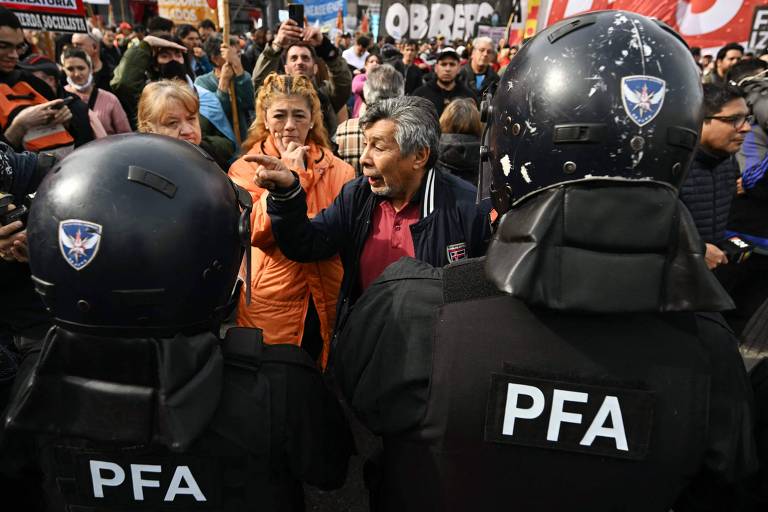 Sob protestos, Congresso argentino mantém veto de Milei a reajuste da aposentadoria; veja vídeo