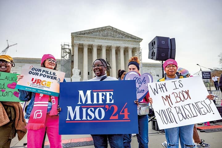 連邦最高裁前に集まり、経口中絶薬の規制強化に反対する人々（3月、ワシントン）　MICHAEL NIGROｰPACIFIC PRESSｰLIGHTROCKET/GETTY IMAGES