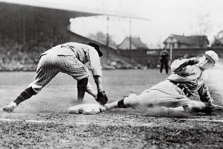 カッブのスライディングは相手チームの選手を狙っているともいわれた（1925年頃）　HIRZ/GETTY IMAGES