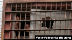 Иллюстративное фото. Девушка, задержанная во время флешмоба "Революция через социальную сеть", в следственном изоляторе в Минске, 6 июля 2011 года