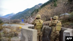 Pakistani soldiers stand guard at a checkpoint in the disputed Kashmir region. (file photo)