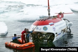 The MIR-2 submersible during the 2007 expedition in which a titanium Russian flag was planted on the Arctic Ocean seabed