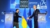 Президент України Володимир Зеленський (ліворуч) і генеральний секретар НАТО Єнс Столтенберґ під час пресконференції на саміті НАТО у Вашингтоні, 11 липня 2024 року