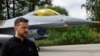 Ukrajinski predsjednik Volodimir Zelenski, govori za medite ispred F-16 mlaznjaka, nepoznata lokacija, 4. avgust 2024.
