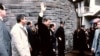 Президент США Рональд Рейган махає рукою натовпу перед замахом на нього після конференції біля готелю Hilton у Вашингтоні, 30 березня 1981 року