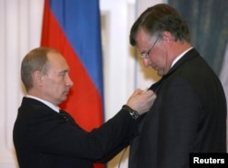 Russian President Vladimir Putin decorates Frederik Paulsen, a Swedish member of the 2007 Arctic deep-water expedition, with the Order of Friendship.