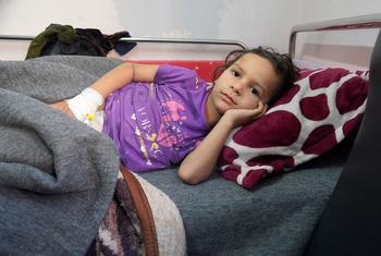 一名儿童在加沙医院康复，此前他和家人居住的避难所被炸。