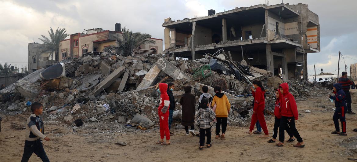 Des enfants marchent parmi les décombres de leurs maisons détruites dans la ville de Rafah, au sud de la bande de Gaza.