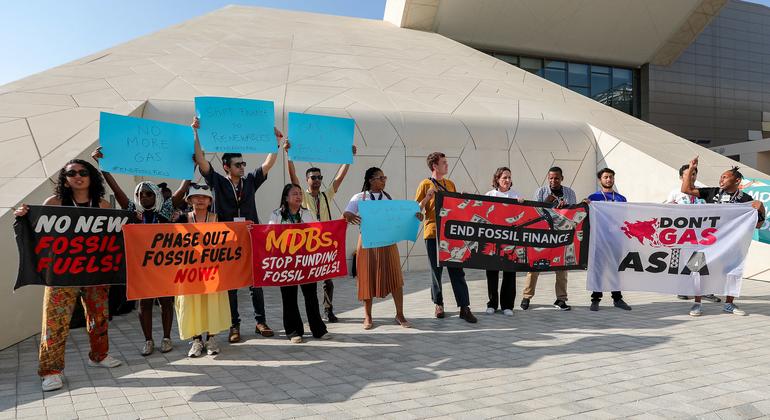 Ativistas na COP28 protestam contra o financiamento contínuo dos combustíveis fósseis