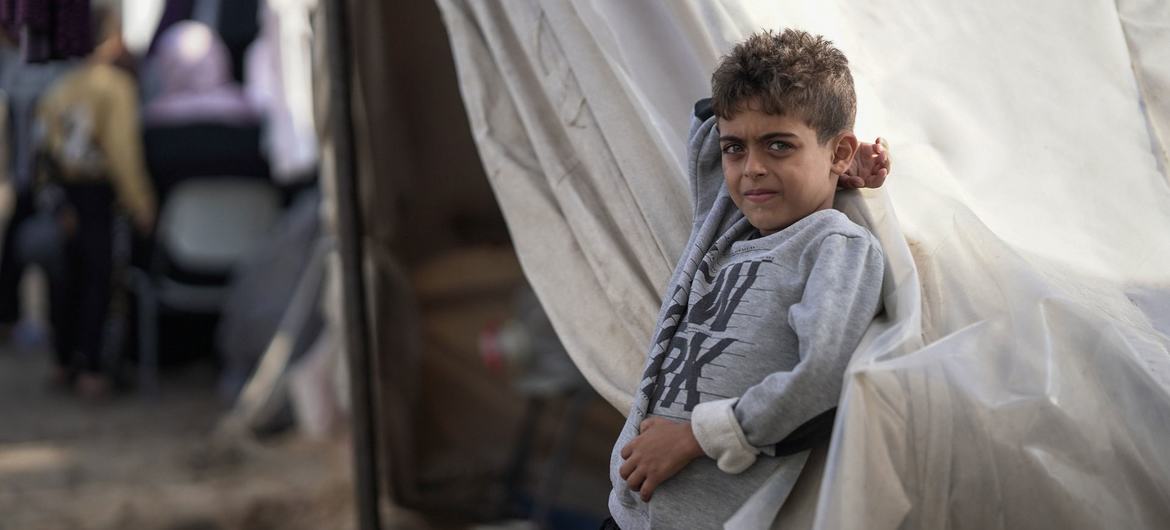 طفل من غزة في أحد الملاجئ جنوبي القطاع.