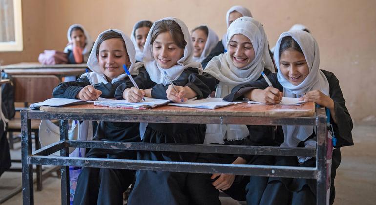 阿富汗巴尔赫省马扎尔沙夫，年轻女孩在学校学习。