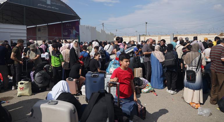 Famílias reunidas na passagem de Rafah na esperança de deixar Gaza