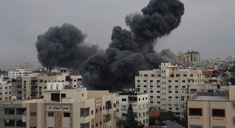O bairro Tal al-Hawa, na cidade de Gaza, é atingido por um ataque de mísseis