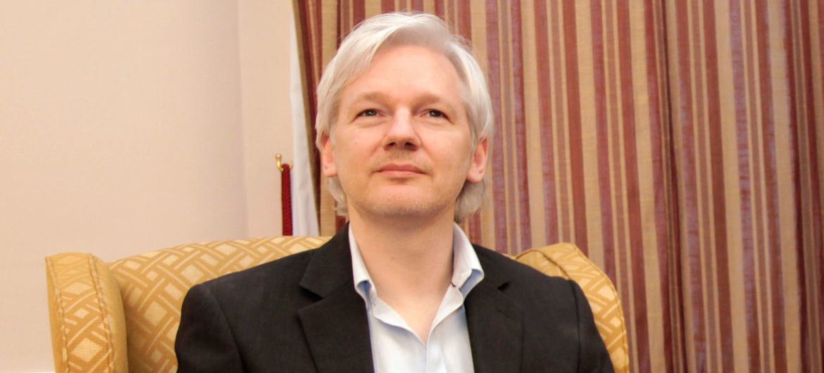 Julian Assange fotografado em Londres, Reino Unido, em 2013, enquanto estava abrigado na embaixada do Equador.