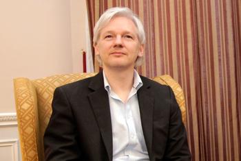 Julian Assange fotografado em Londres, Reino Unido, em 2013, enquanto estava abrigado na embaixada do Equador.