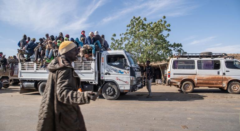 Des jeunes migrants sur la route migratoire en Afrique.