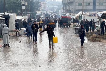 Des Palestiniens déplacés dans un abri temporaire dans la ville de Rafah, au sud de la bande de Gaza.