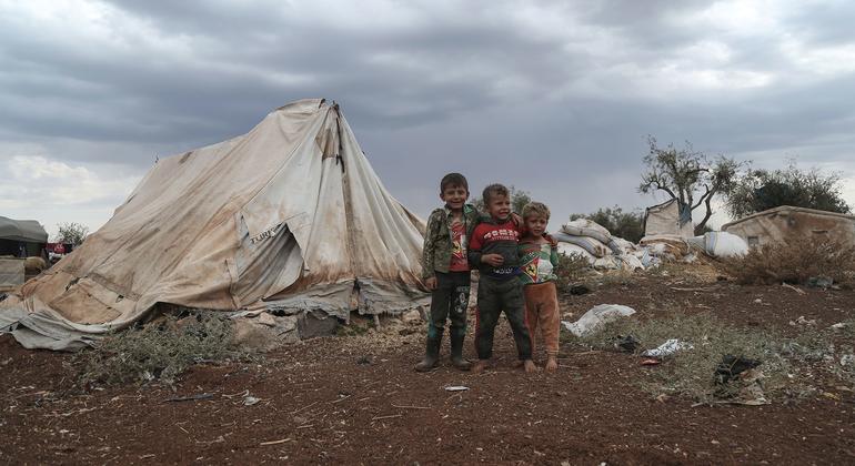(من الأرشيف) أطفال صغار نزحوا بسبب النزاع في سوريا يقفون أمام أحد الملاجئ.